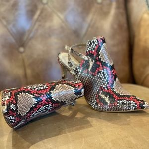 NWOT Red and tan Steve Madden Snakeskin closed toe heels / booties - sz 7.5